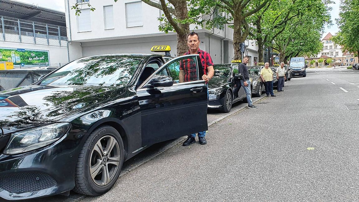 Mercedesstraße, Parkplätze Fahrtrichtung Innenstadt: Hier stehen jetzt die Taxis. Die Fahrer finden es nicht prickelnd.
