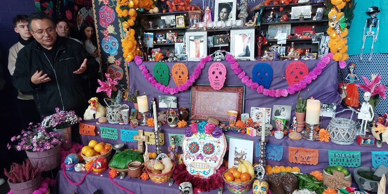 Oscar Soto erklärt den Schülerinnen und Schülern, wie seine Ofrenda gestaltet ist
