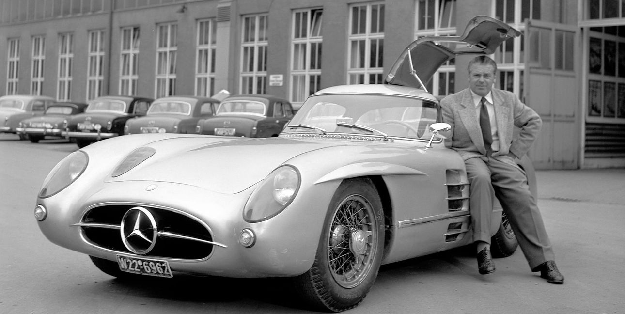 Eines der beiden 300 SLR Uhlenhaut-Coupés zusammen mit Namensgeber Rudolf Uhlenhaut. Dieses Fahrzeug ist im Mercedes-Benz Museum ausgestellt.
Bild: Mercedes-Benz AG