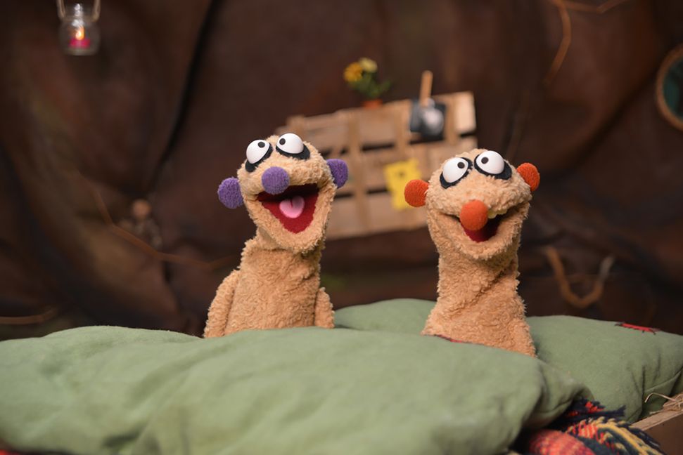 Die aus dem Kinderkanal KIKA im Fernsehen bekannten, neugierigen und etwas tollpatschigen Brüder „Jan & Henry“ lösen auf der Bühne ein spannendes Rätsel. Zu sehen sind sie am Sonntag, 29. Oktober, um 15 Uhr in der Stadthalle Sindelfingen.   Bild: Martin Reinl