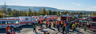 Eines der Szenarien der Großübung „Heißer Süden“ 2017: ein angenommenes Busunglück auf der A81 bei Gärtringen.