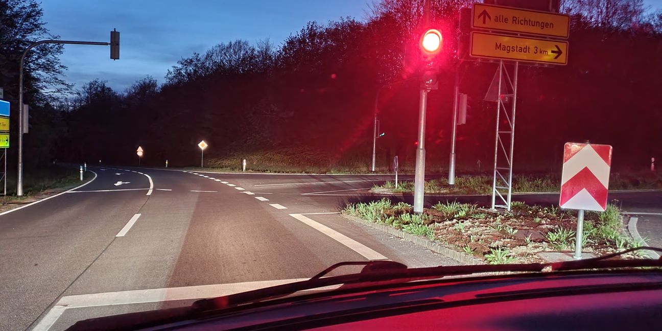 Nachts an der Aspenschopf-Kreuzung: Kein Auto im Gegenverkehr und dennoch lange Wartezeiten an der Ampel.