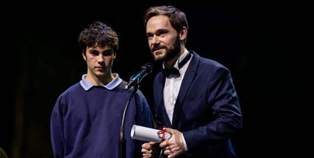 Nachwuchsdarsteller Carlo Krammling (links) mit Regisseur Steve Bache bei der Siegerehrung in Tallinn.Bild: Pöffi, Erlend Stau