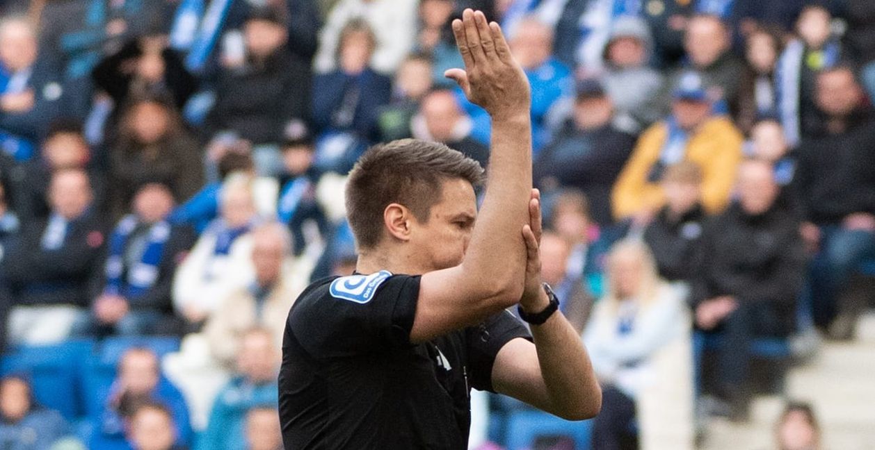 Tobias Reichel zeigt in Hoffenheim das Handspiel an. Bild: Eibner