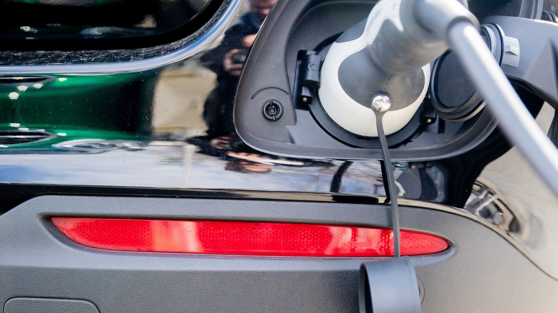 Ladekabel und Auspuff: Das muss ein Plug-in-Hybrid sein. (Archivbild)