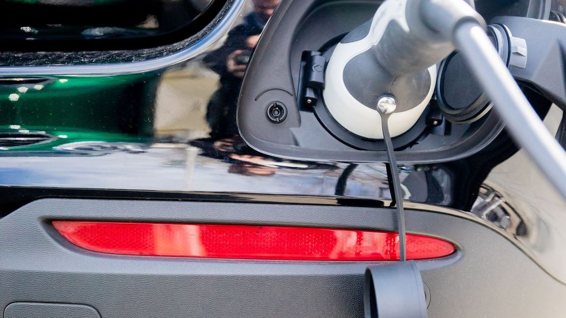 Ladekabel und Auspuff: Das muss ein Plug-in-Hybrid sein. (Archivbild)