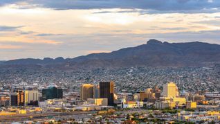 Die texanische Stadt El Paso an der Grenze nach Mexiko ist umgeben von Bergen und Wüste.