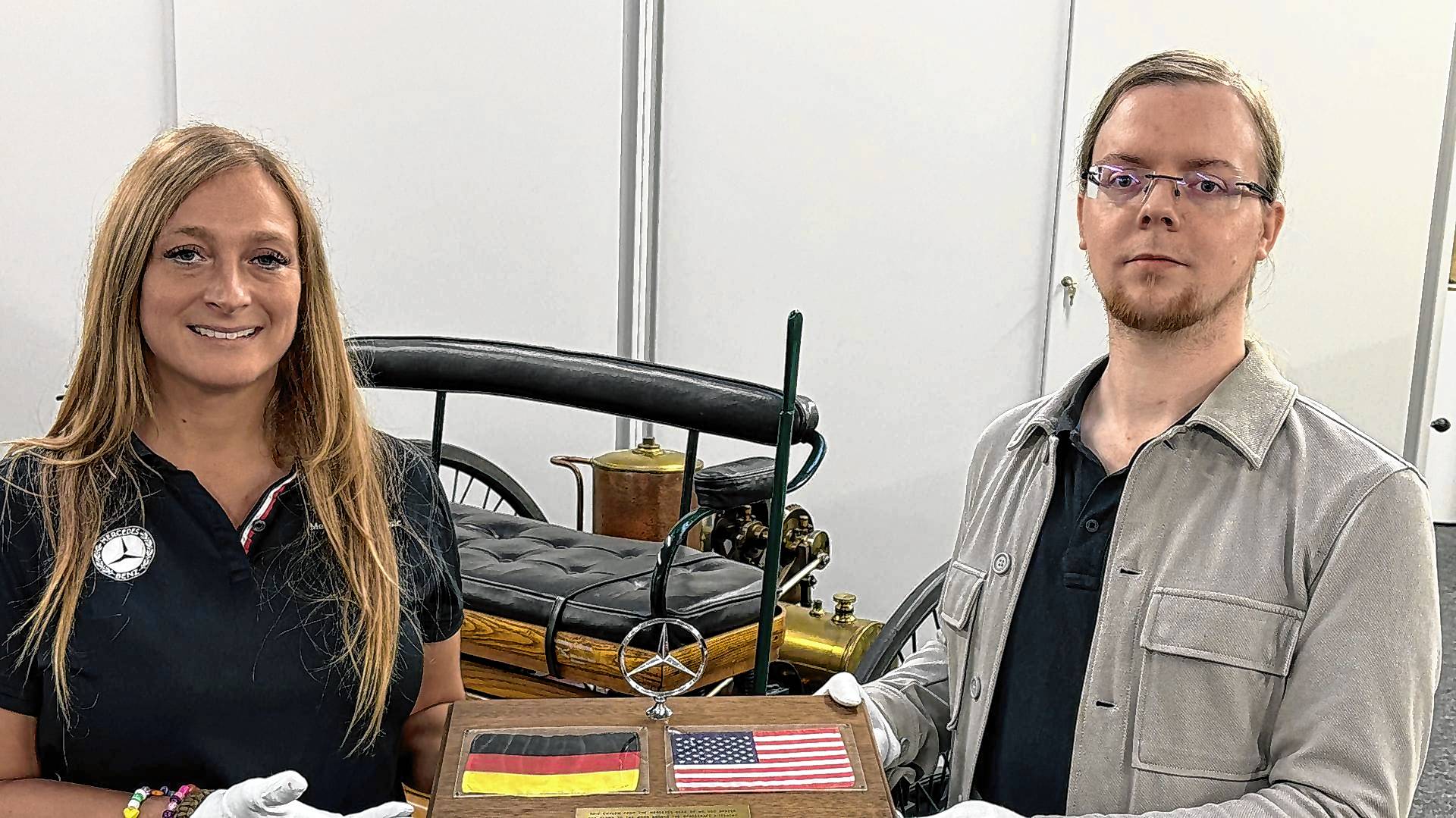 Frieda Da Silva Sengo und Christian Biederstaedt präsentieren den Mercedes-Stern, der es auf den Mond geschafft hat.