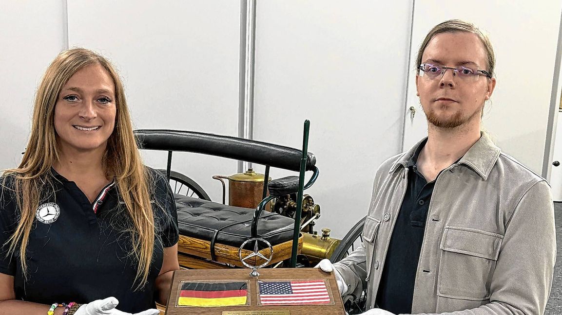 Frieda Da Silva Sengo und Christian Biederstaedt präsentieren den Mercedes-Stern, der es auf den Mond geschafft hat.