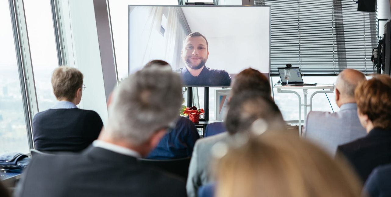 Maurice Schmidt grüßte per Videobotschaft vom Welcuß aus Pisa. Bild: Jost