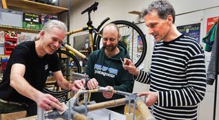 Mit viel Freude dabei: Miki Günter, Michl Schmidt und Stefan Adam basteln an einem Bambusrahmen.