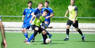Aidlingens Berat Cakir (vorne am Ball) im Zweikampf mit Emin Grbic vom VfL Sindelfingen II.