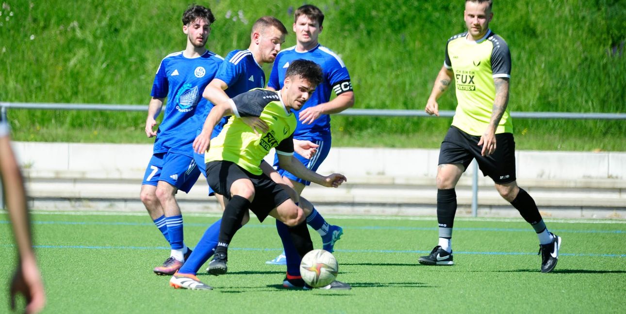 Aidlingens Berat Cakir (vorne am Ball) im Zweikampf mit Emin Grbic vom VfL Sindelfingen II.
