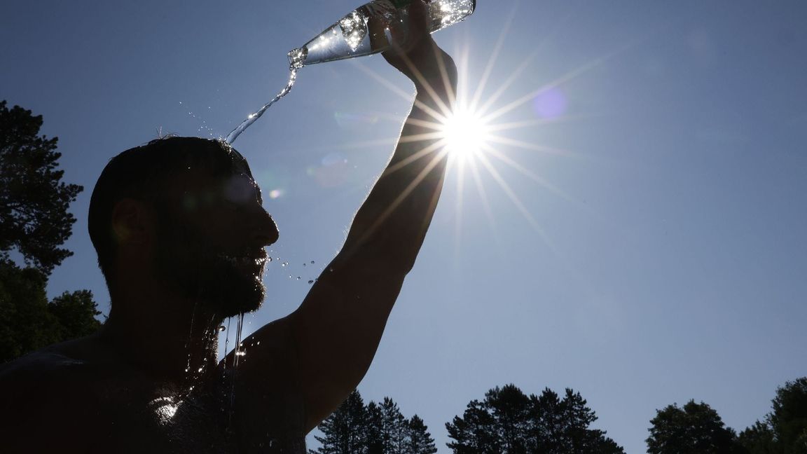 In Teilen von Baden-Württemberg, Hessen, Rheinland-Pfalz und dem Saarland warnt der Deutsche Wetterdienst vor der Hitze. (Archivbild)