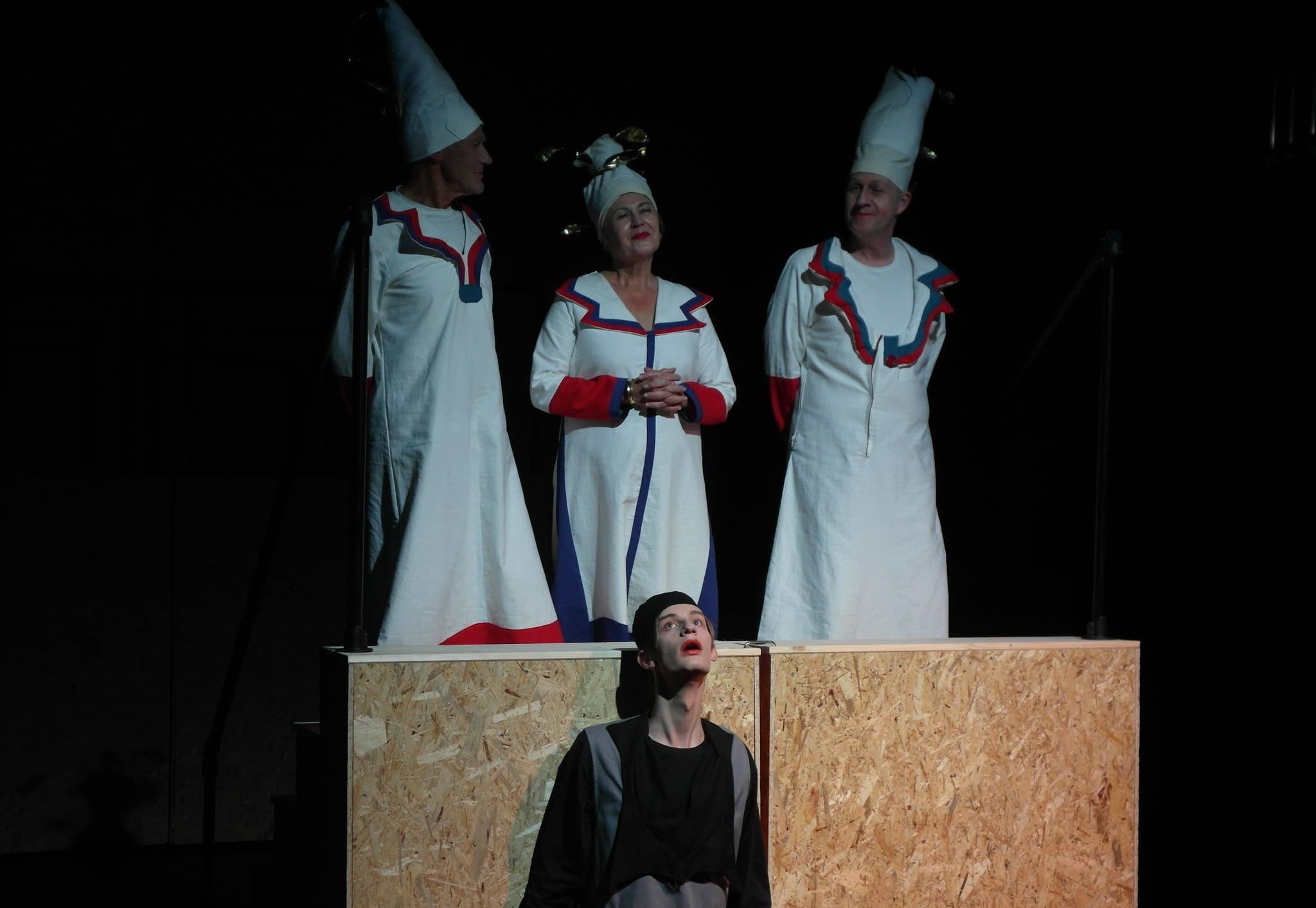 Karl Göbel, Sabine Duffner und Dr. Bernd Schmalenbach (von links) als Götter, Hendrik Pohl (vorne) als Wasserverkäufer Wang: Eindrückliche Szenen, darstellerisch und visuell eindrücklich in die Versöhnungskirche auf dem Sindelfinger Goldberg gebracht, können die Inszenierung von Bertolt Brechts „Der gute Mensch von Sezuan“ durch Axel Krauße, die im Rahmen der Biennale Sindelfingen ausverkaufte Premiere gefeiert hat, auch für Brecht-Skeptiker sehenswert machen.