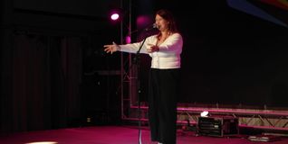 Marina Sigl präsentierte einen furiosen Battle-Rap zwischen Goethe und Schiller. Bild: Staber