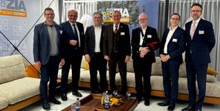 Bei Renz Solutions in Aidlingen (von links): Jens Kuderer (ZIA), Rainer Wieland (Vorsitzender des Verbands Region Stuttgart), Martin Merkel (ZIA), Landrat Roland Bernhard, Jochen Renz, Michael Eisenmann und Georg Charlier (beide ZIA).