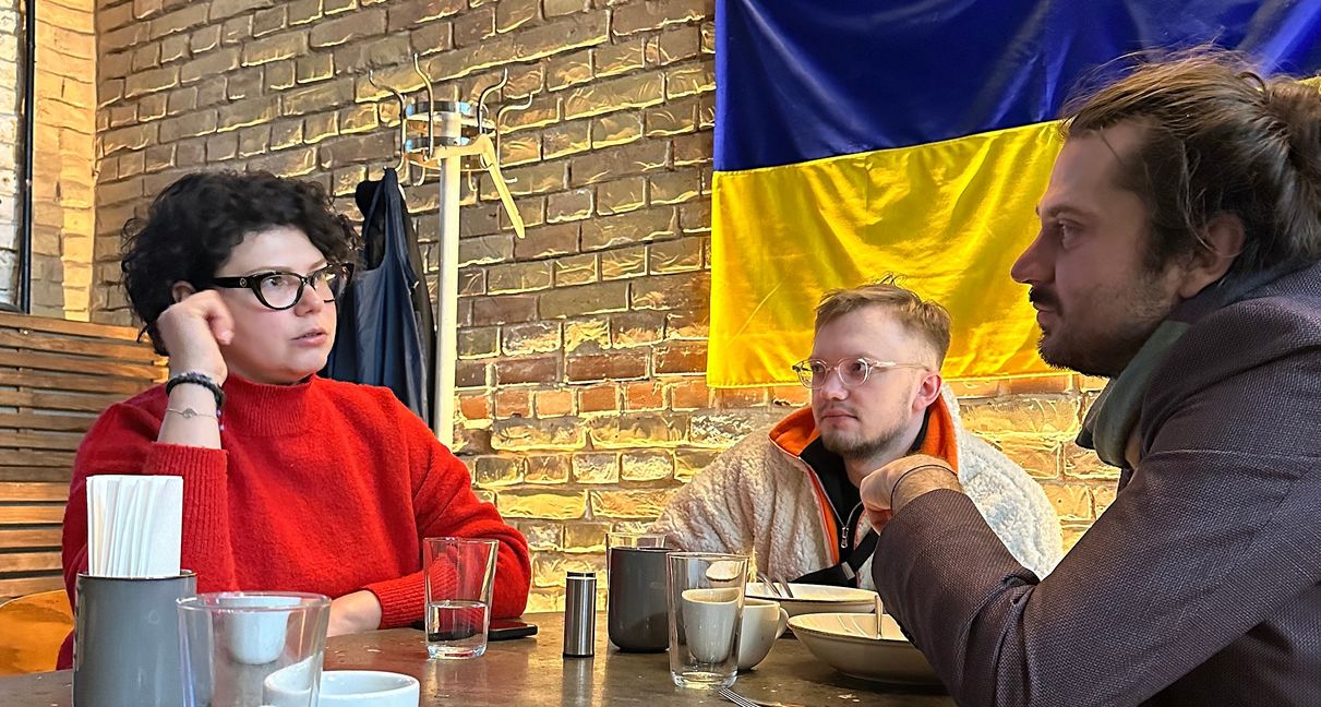 Tobias Bacherle (rechts) in Novyj Bykiv bei seinem Besuch der Partnerschule der Herrenberger Hilde-Domin-Schule im Gespräch mit Ksenia Kalmus von livyj Bereh, der Organisation, die die Schule im Sommer 2022 wieder aufgebaut hat. Bild: z