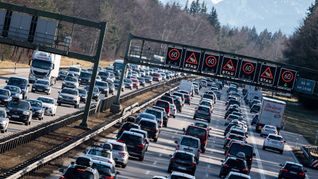 Auf der Autobahn 8 Richtung Alpen dürfte es rund um Ostern wieder viele Staus geben. (Archivbild)