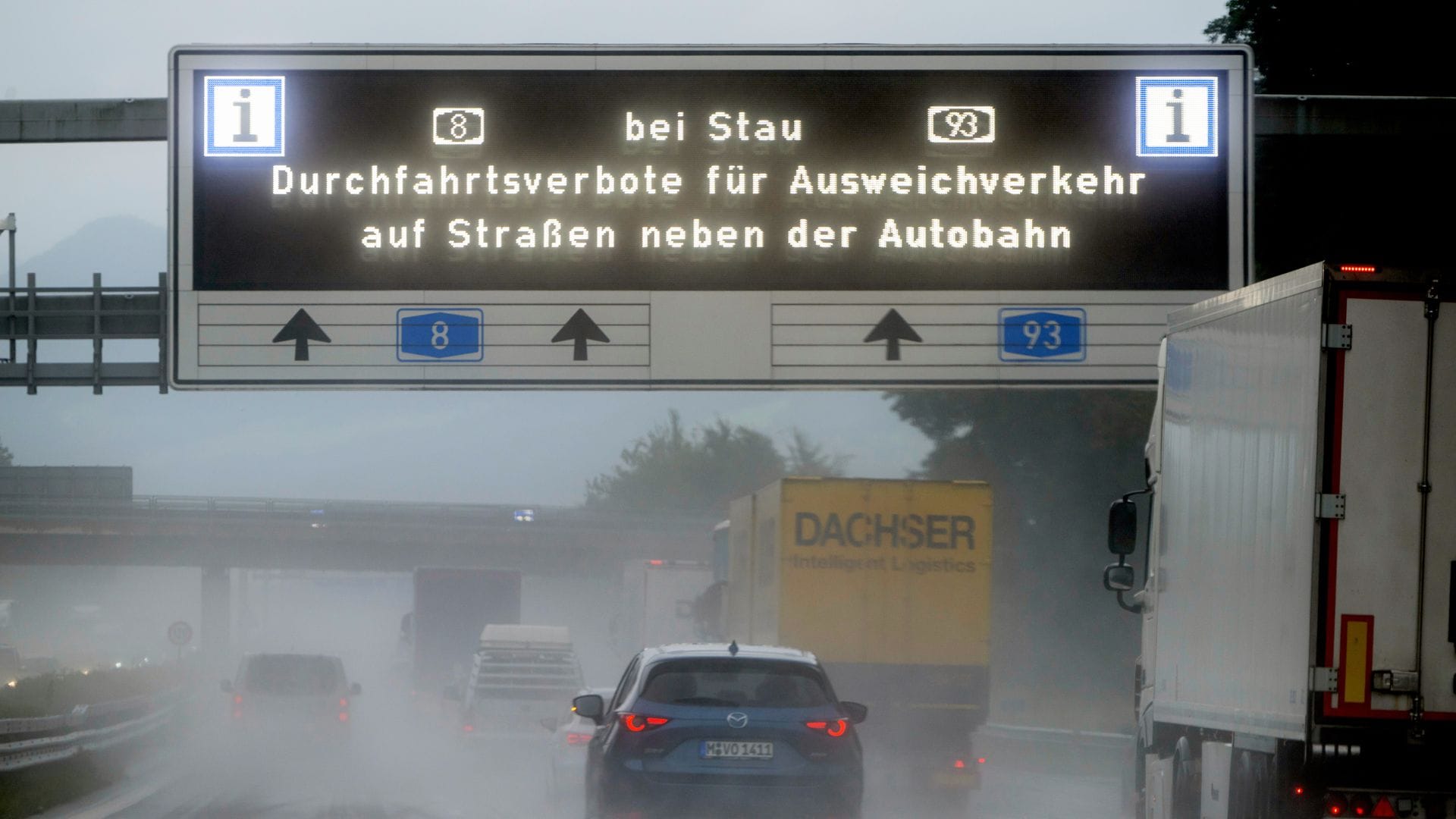Bei Stau auf der Autobahn lieber die Landstraße nehmen? Das könnte in Bayern die Polizei auf den Plan rufen. (Archivbild)