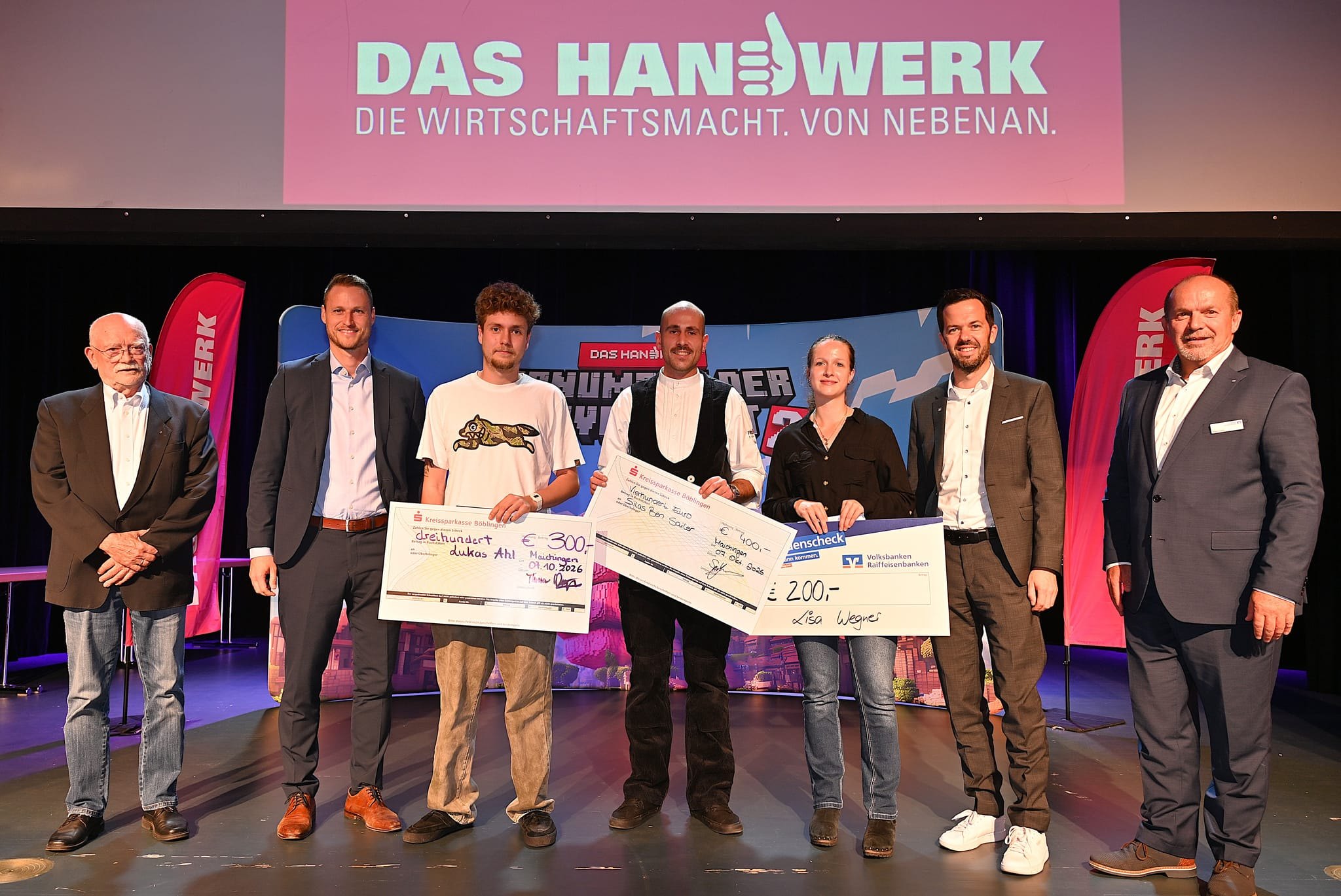 Die Vertreter der Sponsoren haben die Stipendiaten in die Mitte genommen. Von links: Ehren-Kreishandwerksmeister Werner Buhl für die Sindelfinger Buhlstiftung, Simon Bräuning (Geschäftsbereichsleiter der Kreissparkasse Böblingen), Schreiner Lukas Ahl, Zimmerer Silas Ben Sailer, Bäckerin Lisa Wegner, Mario Schmid (Regionalvorstand der Vereinigte Volksbanken) und Klaus Kohler (Prokurist der Volksbank Leonberg Strohgäu, beide für die Arbeitsgemeinschaft der Volks- und Raiffeisenbanken Süd-West).