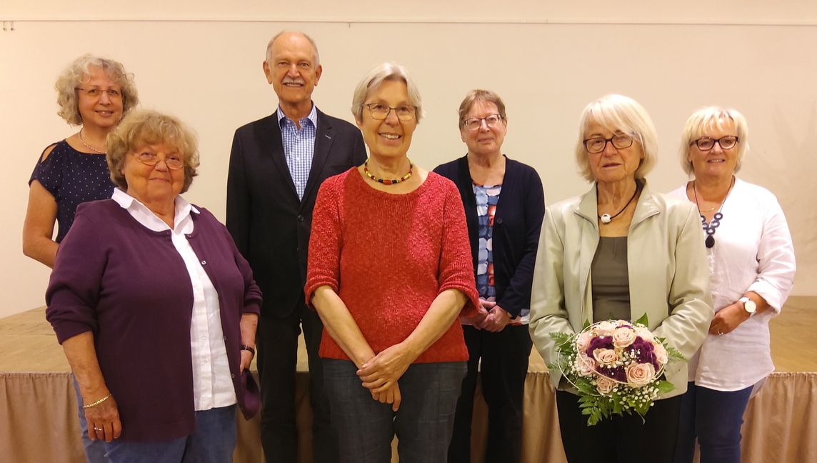 Das Team der Arbeitsgemeinschaft Eine Welt Sindelfingen. Abgebildet sind von links: Gerlinde Rettig, Heidi Beduhn, Hans-Werner Schwarz, Susanne Krümpel, Inge Stepper, Ulrike Ludwig, Marlene Breiner.      Bild: Krümpel/z