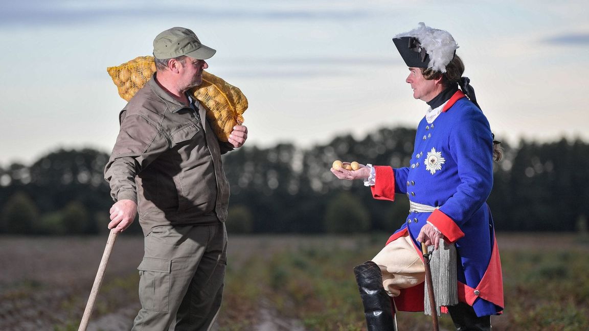 Nachgestellte Szene: Ein Mann im Kostüm als "Alter Fritz" spricht mit einem Kartoffelbauern. (Foto von 2019)