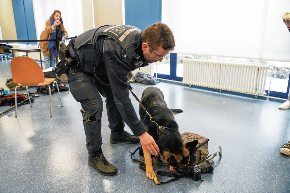 Spürhund mit Hundeführer: Die Tasche des Fotografen ist unverdächtig. Bilder: Dettenmeyer