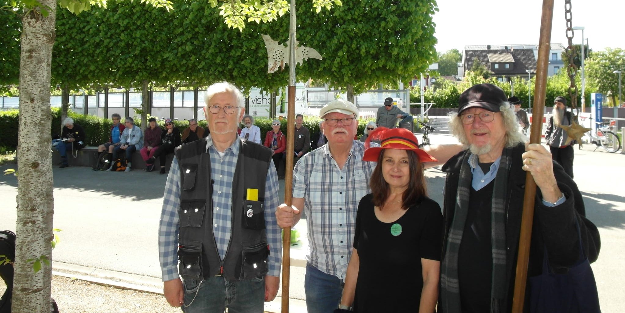 Das „Aktionsbündnis für ein würdiges Gedenken an Melchior Nonnenmacher und Jäcklein Rohrbach“ bei der Gedenkveranstaltung auf dem Maichinger Schlüsseläckerplatz. Von links: Niels Clasen, Günter Randecker, Andrea Boysen und Siegfried Müller.