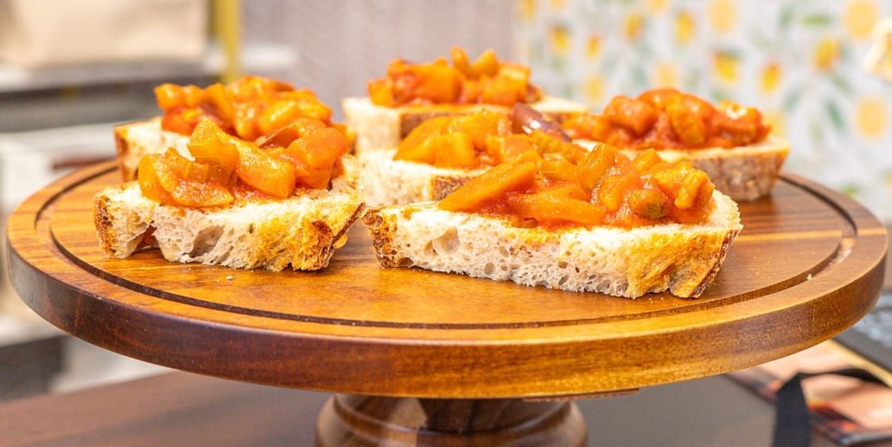 Auch Herzhaftes zum Mitnehmen bietet Maria Turbak an.