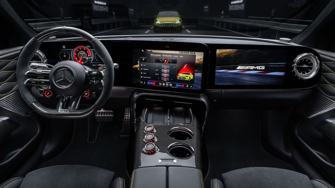 Der Bildschirm im Cockpit ist leicht zum Fahrer gedreht. Für einen Aufpreis gibt es auch für den Beifahrer ein Display. Neu sind auch drei Drehregler in der Mittelkonsole, mit denen der Fahrer individuell das Ansprech-, Kurven- und Schlupfverhalten einstellen kann.