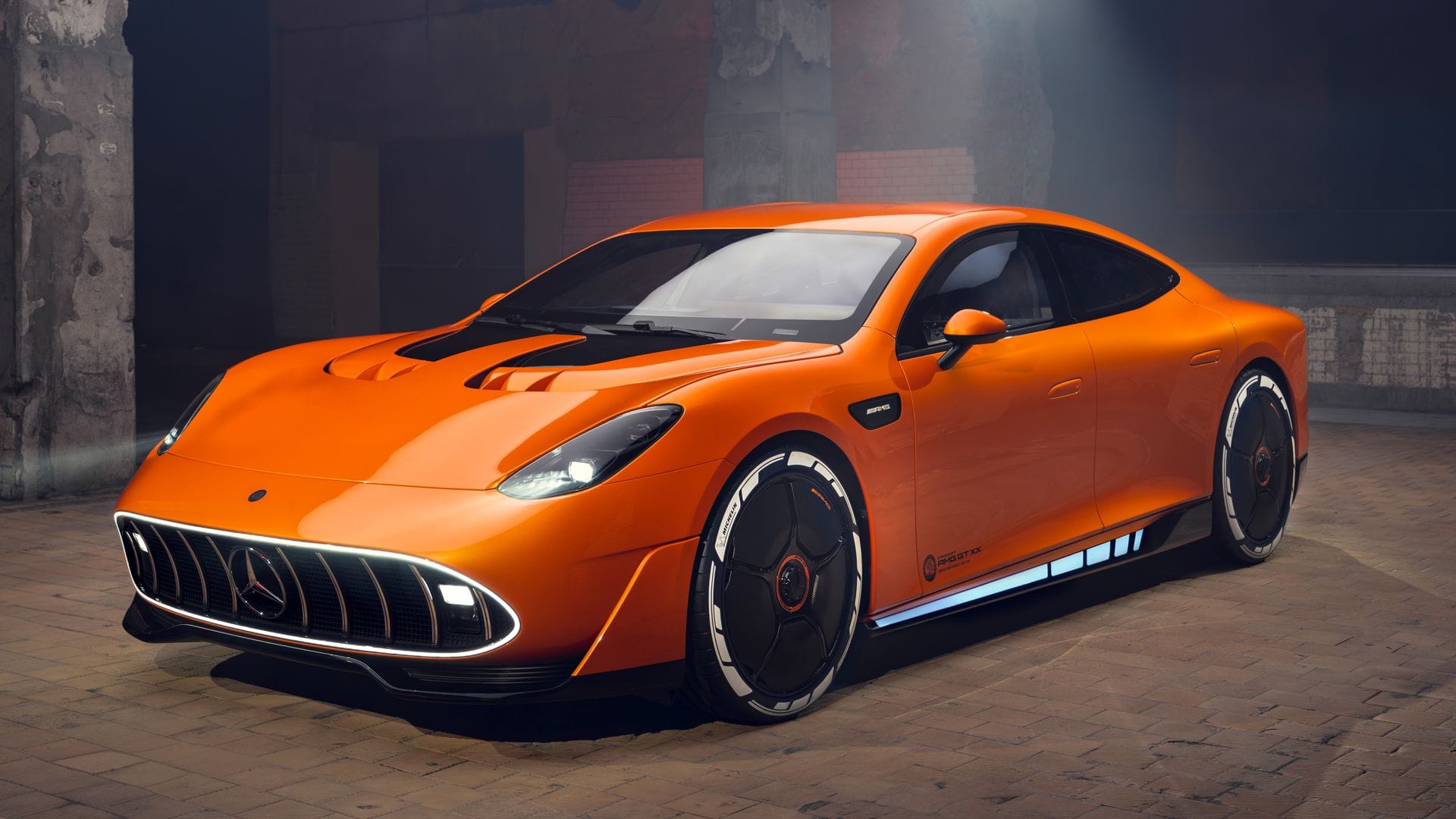 Inspiriert wurde das Serienfahrzeug von dem Konzeptwagen AMG GT XX, welches unter anderem eine deutlich abgeflachtere Front hat.