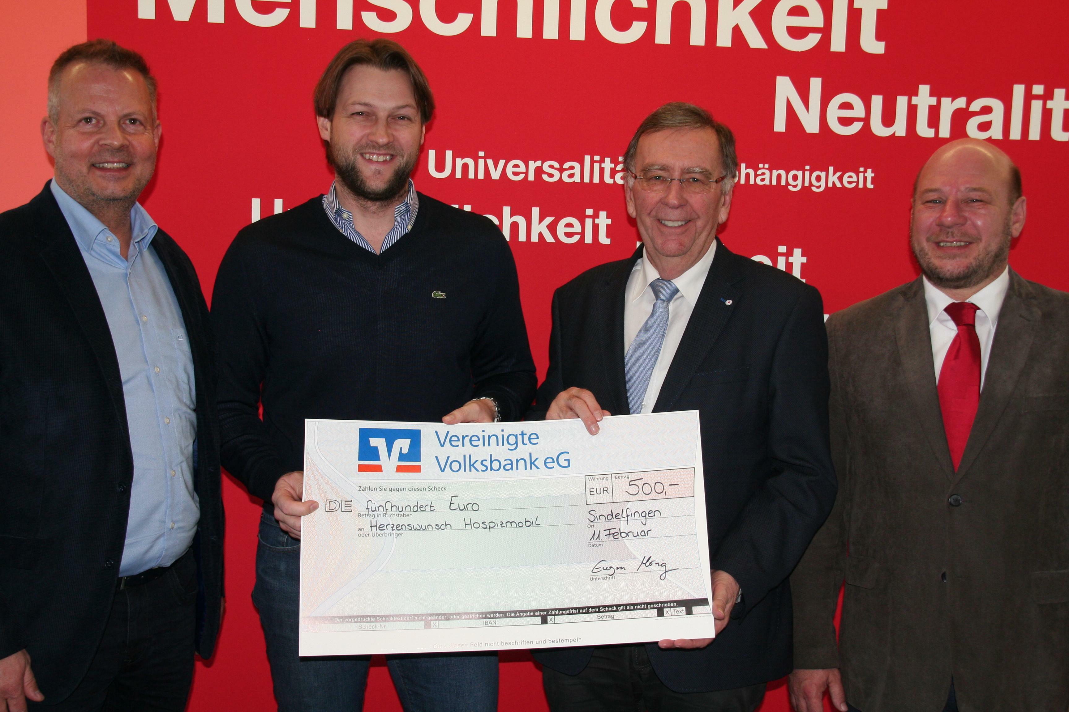 Spendenübergabe für das DRK-Herzenswunsch-Hospizmobil (von links): DRK-Kreisgeschäftsführer Alexander Huth, Eugen Mönig, Geschäftsführer der Mönig Immobilienmanagement GmbH Böblingen, Präsident Michael Steindorfner und Andreas Nowack, DRK-Geschäftsbereichsleiter Soziale Dienste.