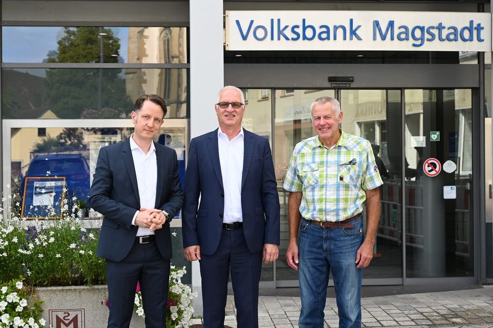 „Er ist ein Experte in Sachen Regulatorik“, sagt Klaus Vikuk (Mitte) über seinen neuen Vorstandskollegen Dr. Mirco Kübler (links). Mit Hilfe ihrer Netzwerke, ist der Aufsichtsratsvorsitzende Dr. Dieter Steegmüller überzeugt, würden die beiden Vorstände die VR-Bank Magstadt-Weissach aufsichtsrechtlich fit für eine Fusion machen.