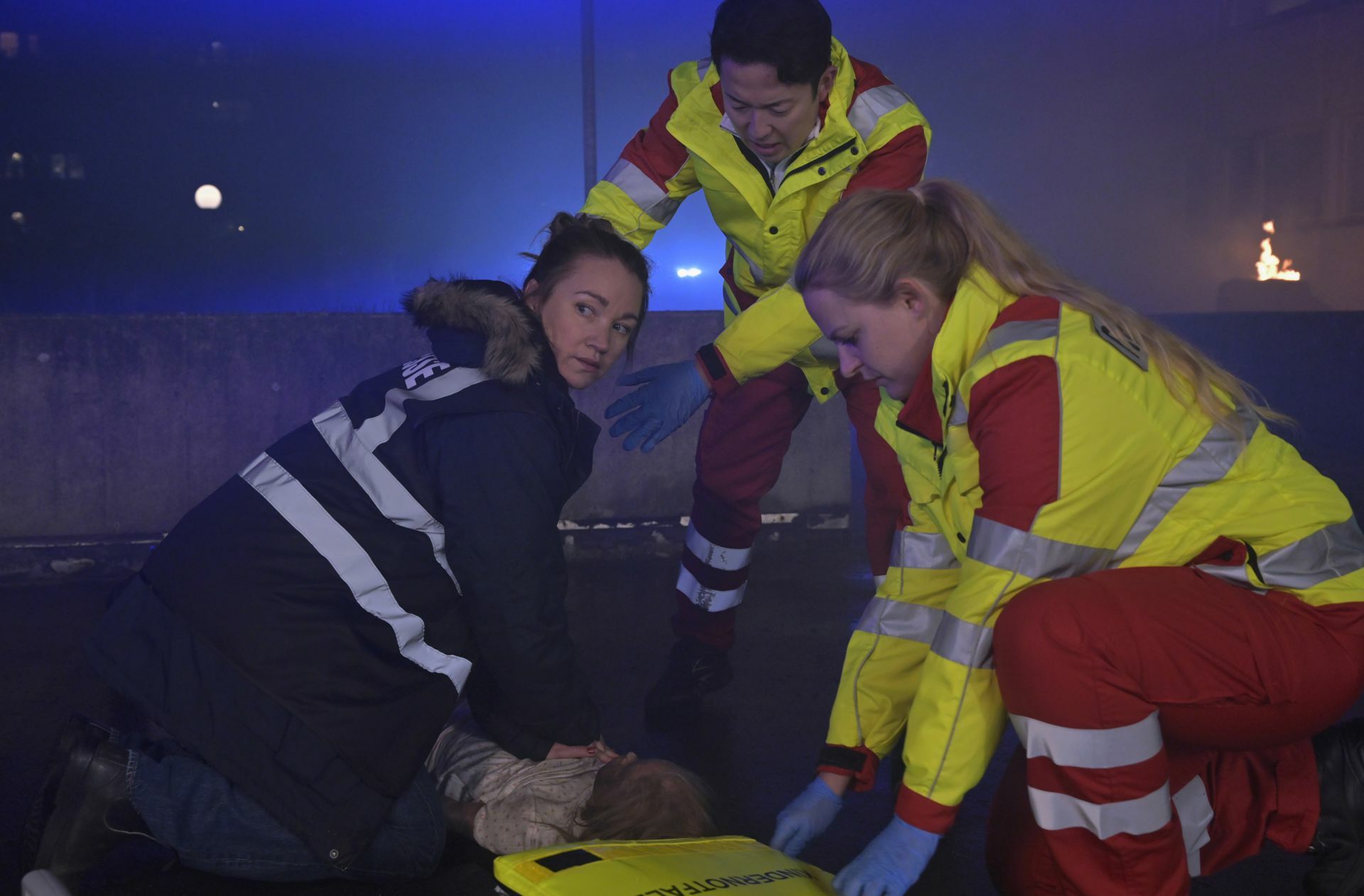 Maren Gehrke (Lisa Maria Potthoff, l.) leistet Erste Hilfe.