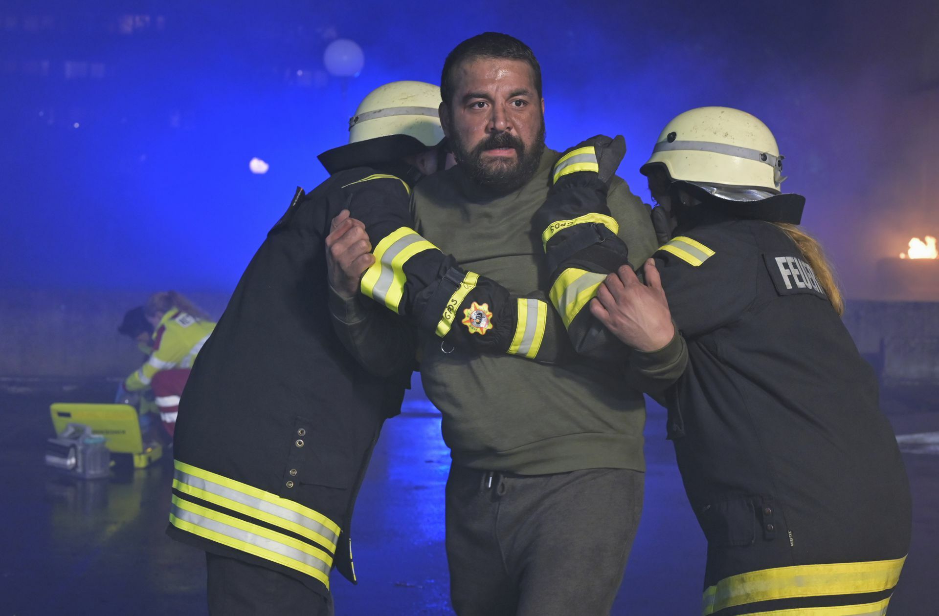 Bei einem Brand in einer Sozialbausiedlung sterben mehrere Menschen einen tragischen Feuertod. Zu den Opfern gehört auch der kleine Sohn von Fidan Kolev (Sahin Eryilmaz).