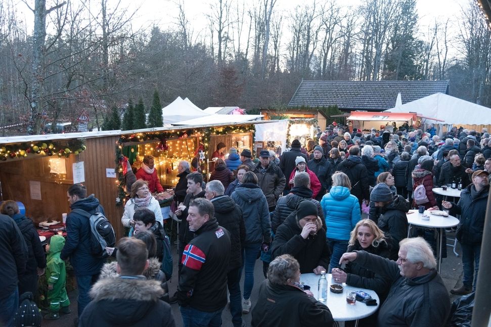 Ein Bild aus dem letzten Jahr: Gedränge beim  Waldweihnachtsmarkt bei der Weiler Hütte. Bild: Nüßle/A
