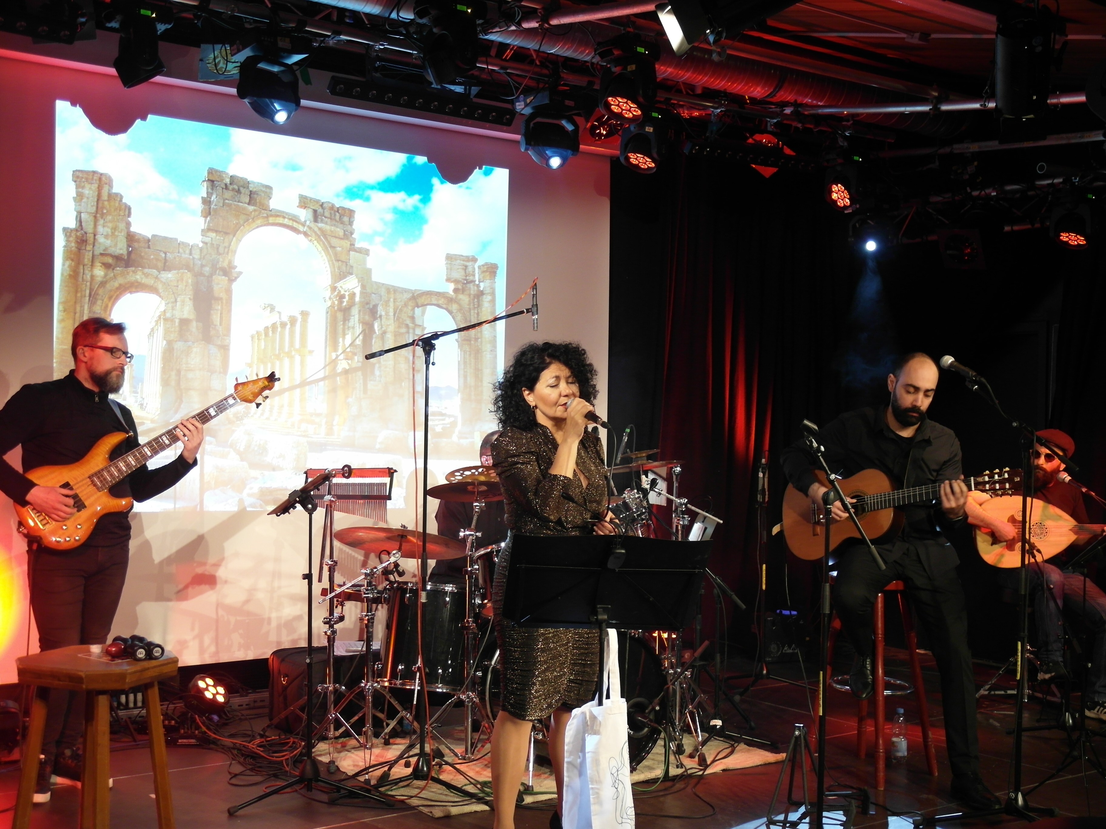 Sängerin Simi Barazi und Band beim Benefizkonzert im Pavillon. Bild: Staber