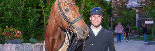 Frederik Steisslinger mit seinem Pferd Favory nach der Ehrung bei heimturnier. Samstag wurde der Dritter Drei-Sterne-S-Dressur, am Sonntag Zweiter.