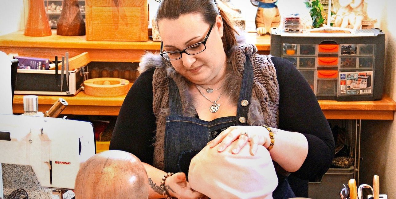 Die Gräfin bei der Arbeit in ihrem Atelier im Mainauer Schloss.