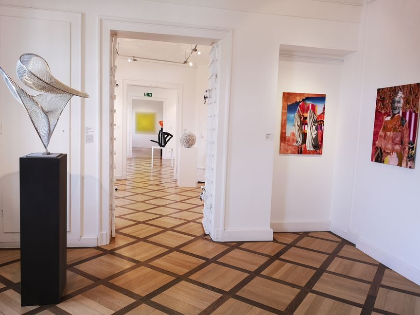 „Blick nach vorn - Aufbruch in die 2020er Jahre“ ist der Titel der neuen Ausstellung bei der Galerie Schlichtenmaier auf Schloss Dätzingen.              Bild: Schilpp