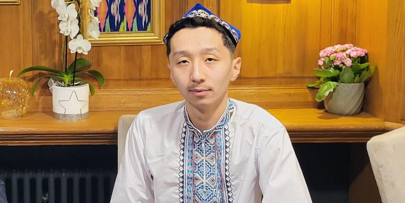 Ali Isa im IZ-Restaurant im Marktgässle 2 in der traditionellen Kleidung der Uiguren.