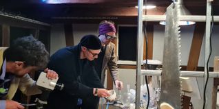Bei der Installation in der Scheune des Vogtshaues: Benjamin Breitkopf, Johannes Bauer, Frank Bierlein. Bild: Schilpp