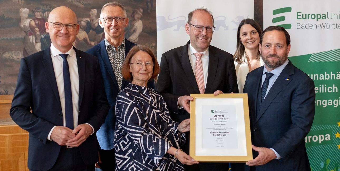 Europa-Preis für Sindelfingen (von links): Ralf Broß, Geschäftsführendes Vorstandsmitglied des Städtetags Baden-Württemberg, Erster Bürgermeister Christian Gangl, Evelyne Gebhardt, Vorsitzende des Landesverbands Baden-Württemberg der Europa-Union, Oberbürgermeister Dr. Bernd Vöhringer, Natalie Pawlowski, Leiterin der Abteilung für Internationale Angelegenheiten der Stadt Sindelfingen und Florian Hassler, Staatssekretär für politische Koordinierung und Europa im Staatsministerium Baden-Württemberg).