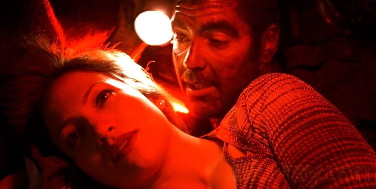 Kuscheln im Kofferraum: Jennifer Lopez und George Clooney in „Out of Sight“.