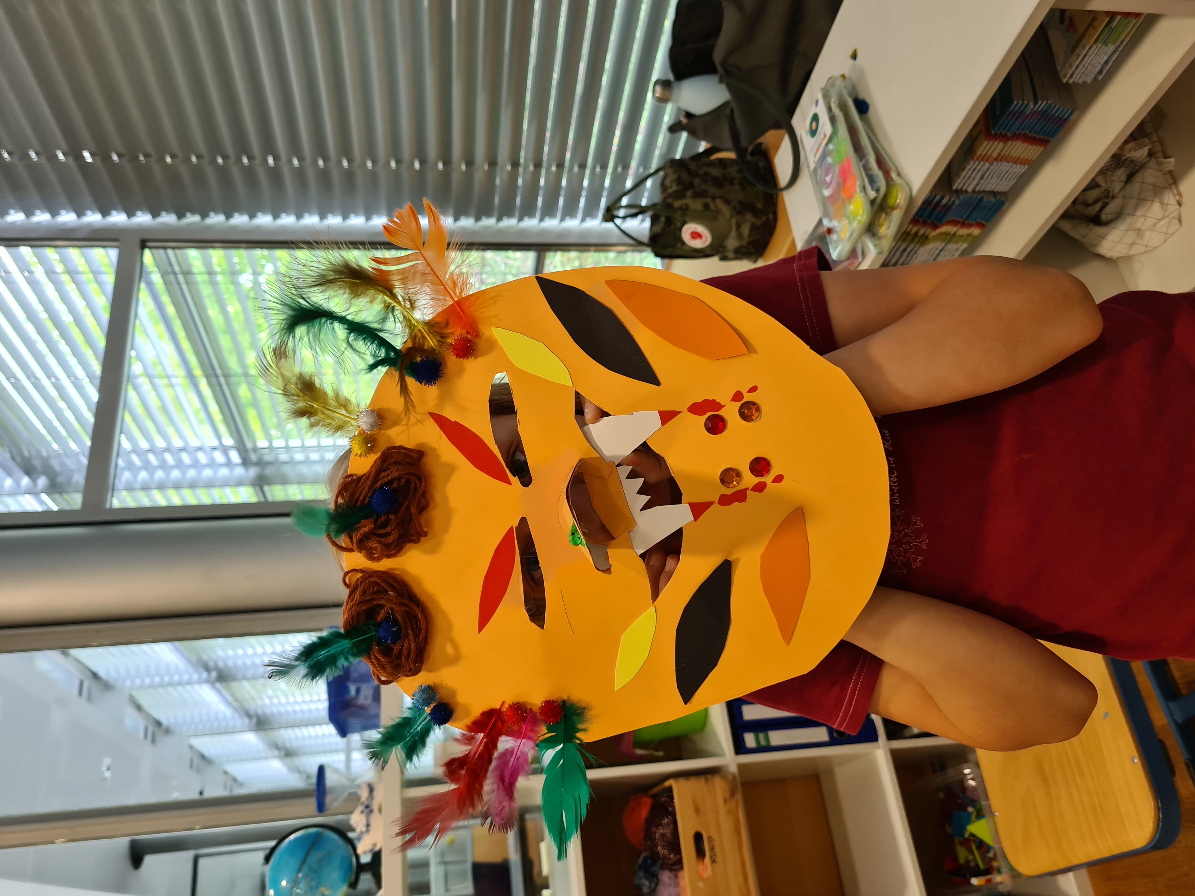 Die Kinder schufen in der Ferienwoche eine Maske aus Südafrika.