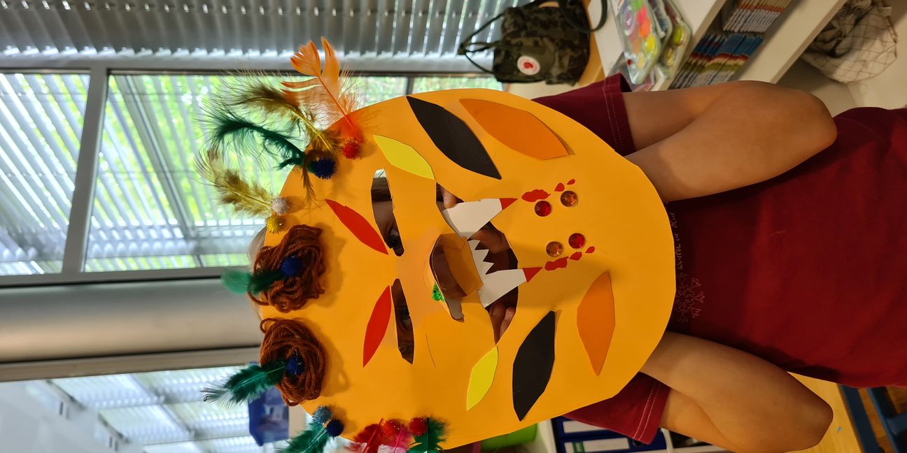 Die Kinder schufen in der Ferienwoche eine Maske aus Südafrika.