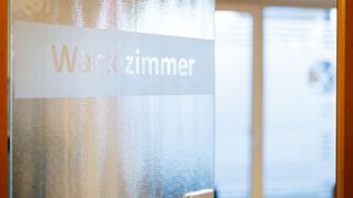 In vielen Praxen herrschen lange Wartezeiten   –  Ärzte fordern daher erneut Strafgebühren für Patienten, die gebuchte Termine platzen lassen. (Symbolbild)