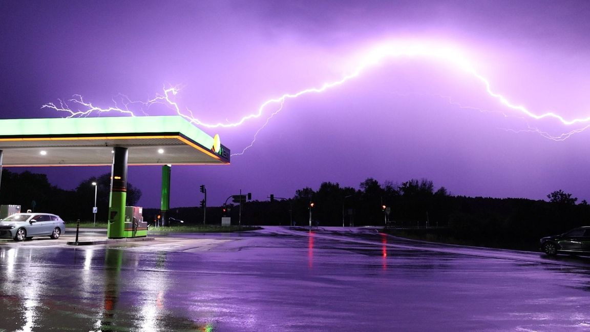 Der Deutsche Wetterdienst definiert Blitze als „Funkenüberschlag großen Ausmaßes zwischen Wolken mit entgegengesetzter Ladung oder zwischen Wolken und der Erdoberfläche“. Die unglaublich Energie, die in Blitzen gespeichert ist, entlädt sich binnen Zehntelsekunden.