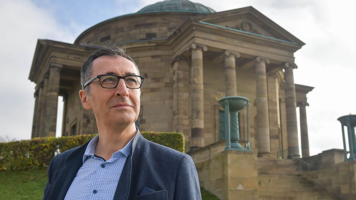 Cem Özdemir vor der Württembergischen Grabkapelle